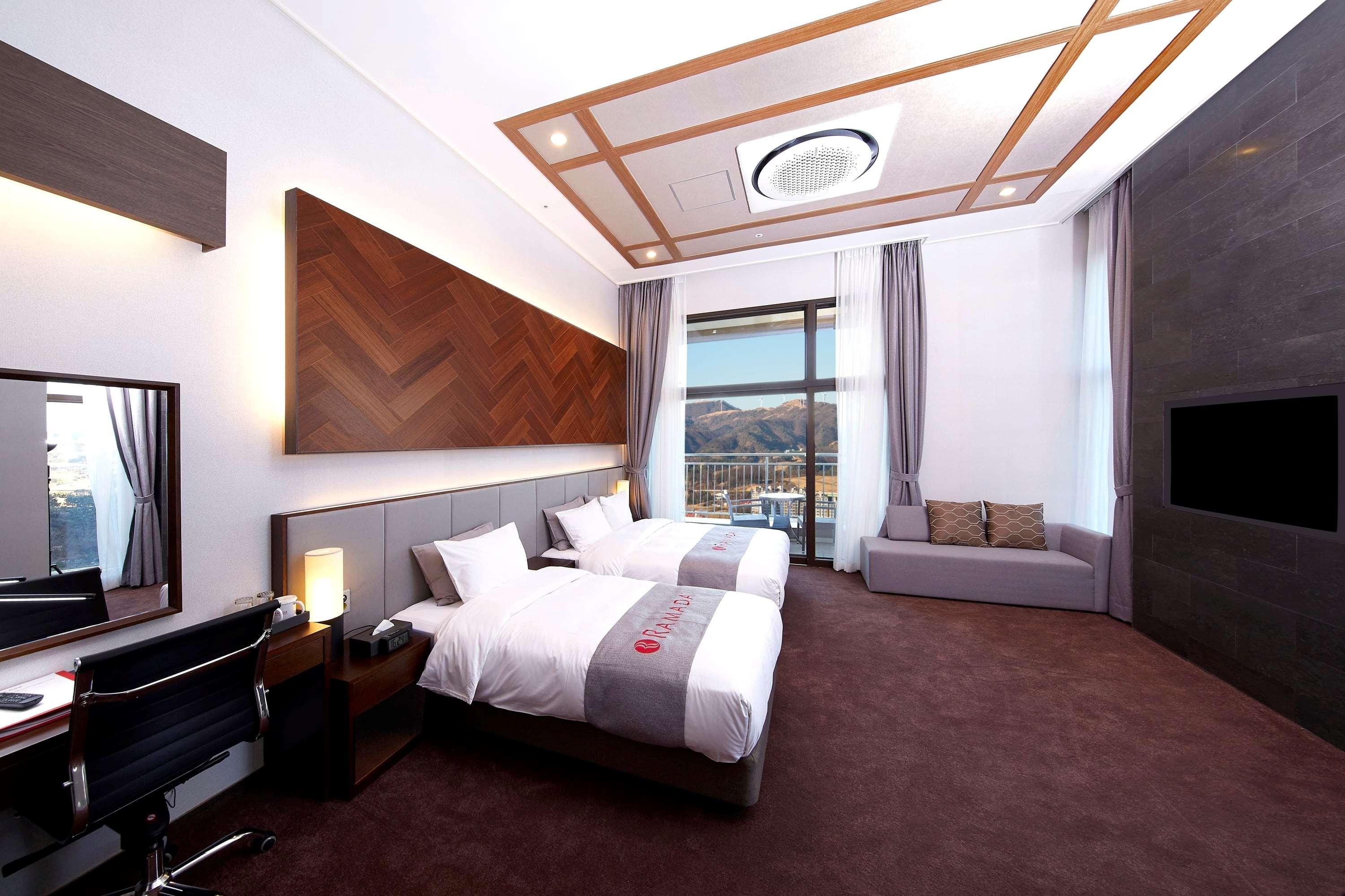 Ramada Hotel & Suite By Wyndham Gangwon Пьончан Екстериор снимка