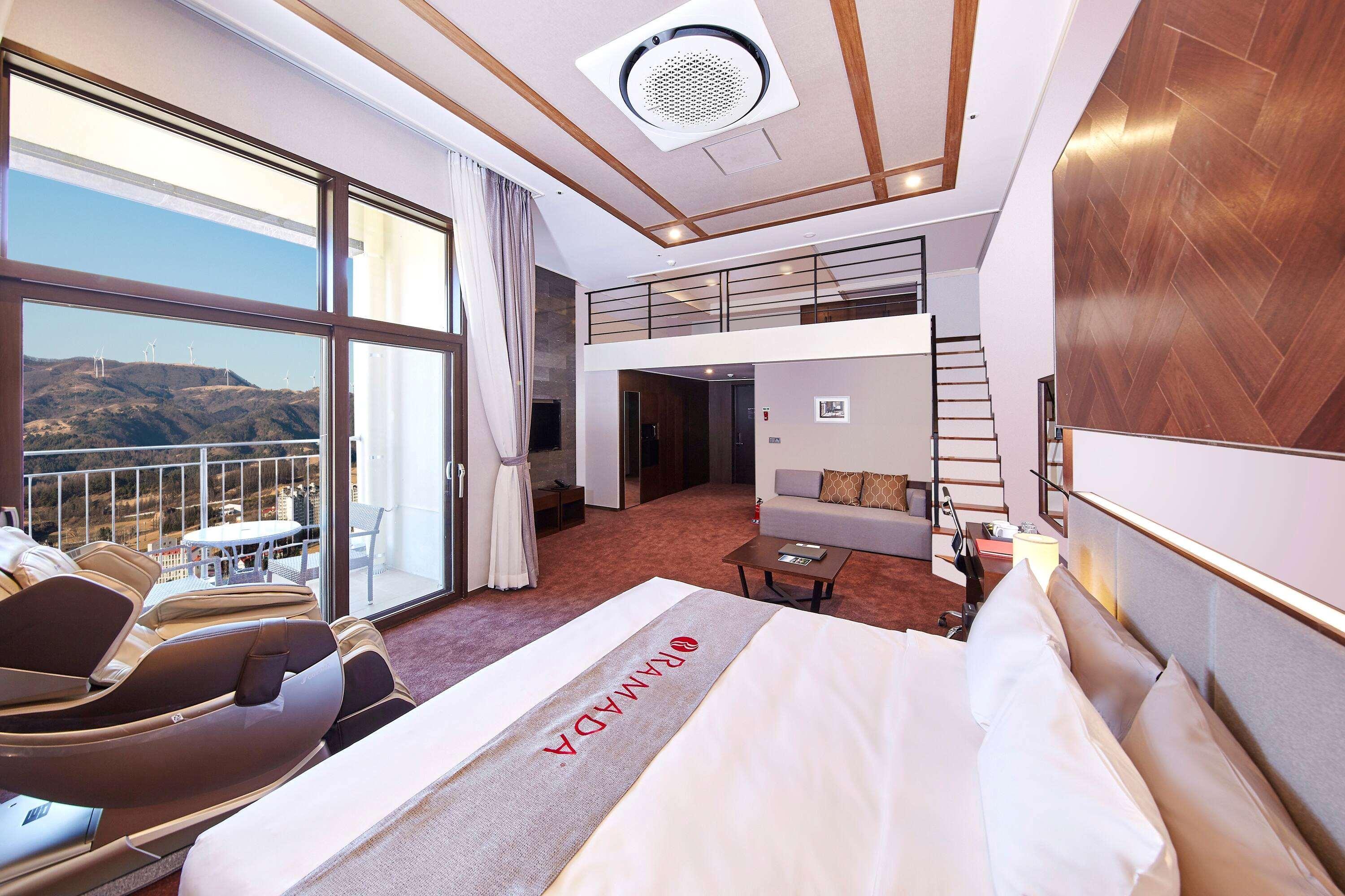 Ramada Hotel & Suite By Wyndham Gangwon Пьончан Екстериор снимка