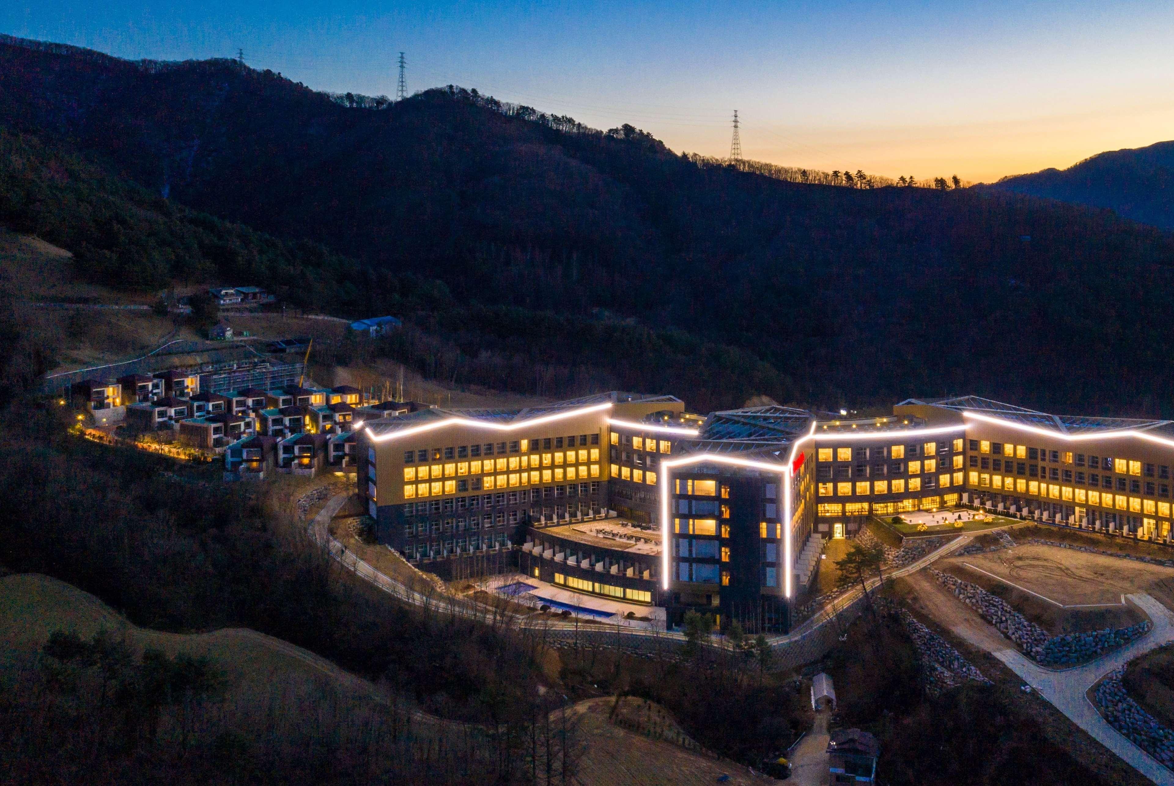 Ramada Hotel & Suite By Wyndham Gangwon Пьончан Екстериор снимка