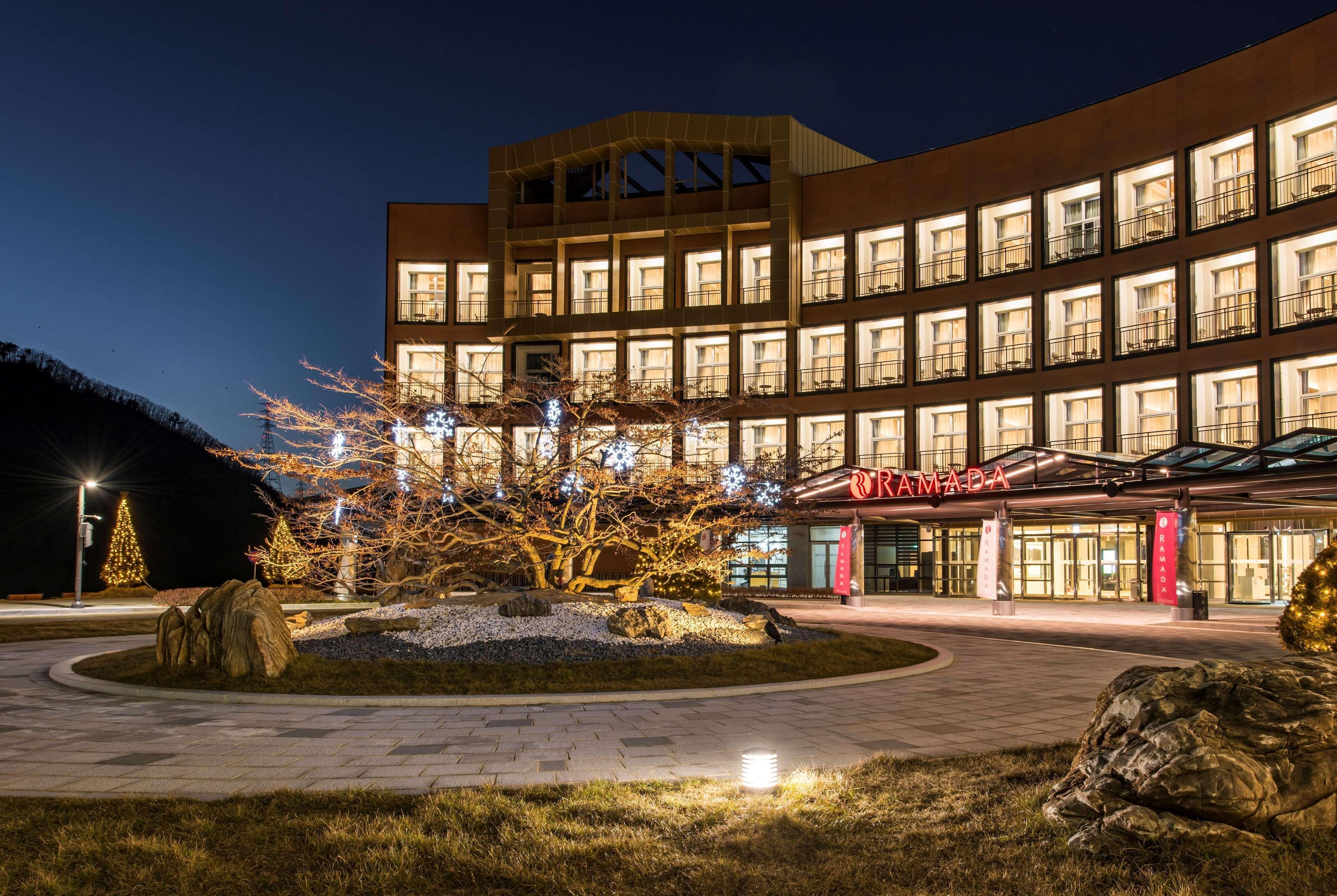 Ramada Hotel & Suite By Wyndham Gangwon Пьончан Екстериор снимка
