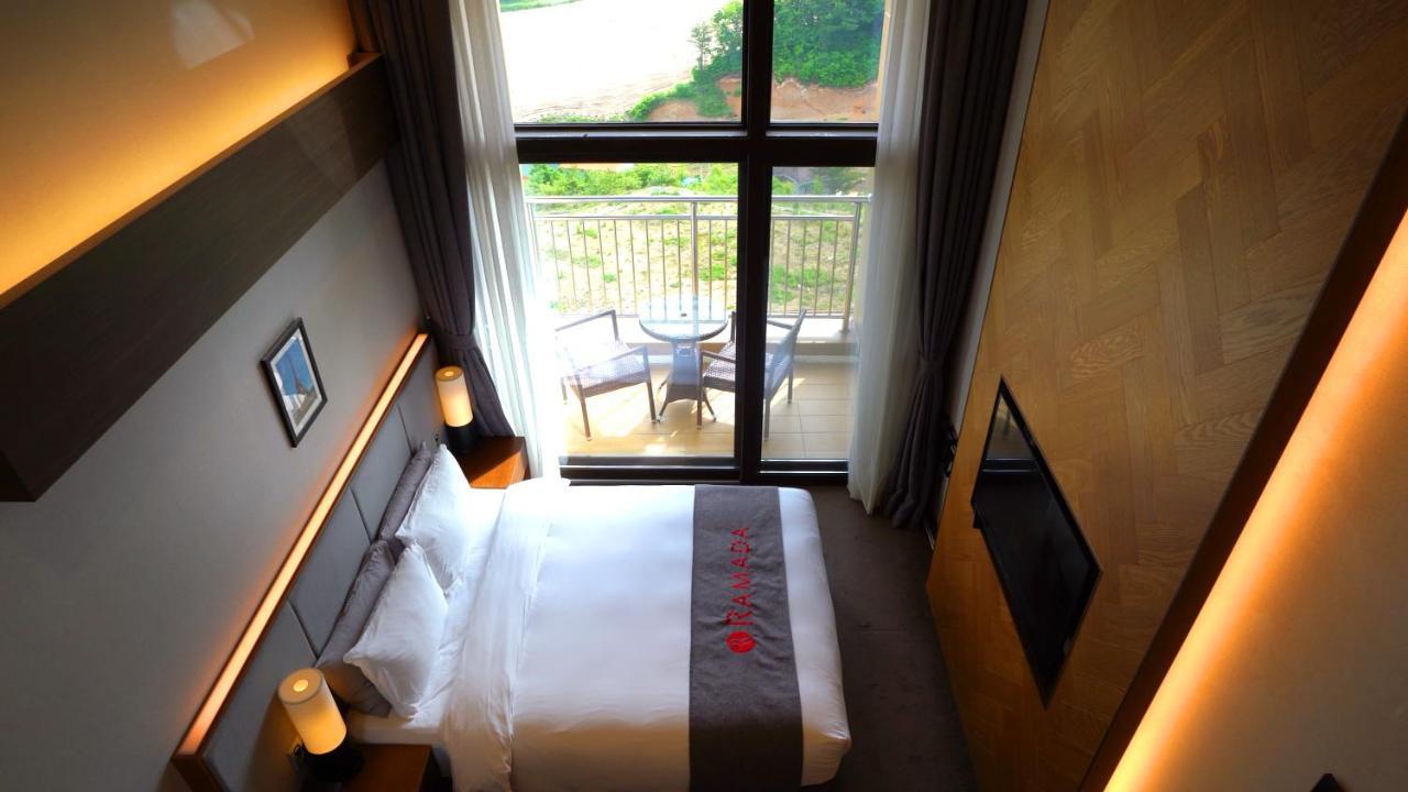 Ramada Hotel & Suite By Wyndham Gangwon Пьончан Екстериор снимка