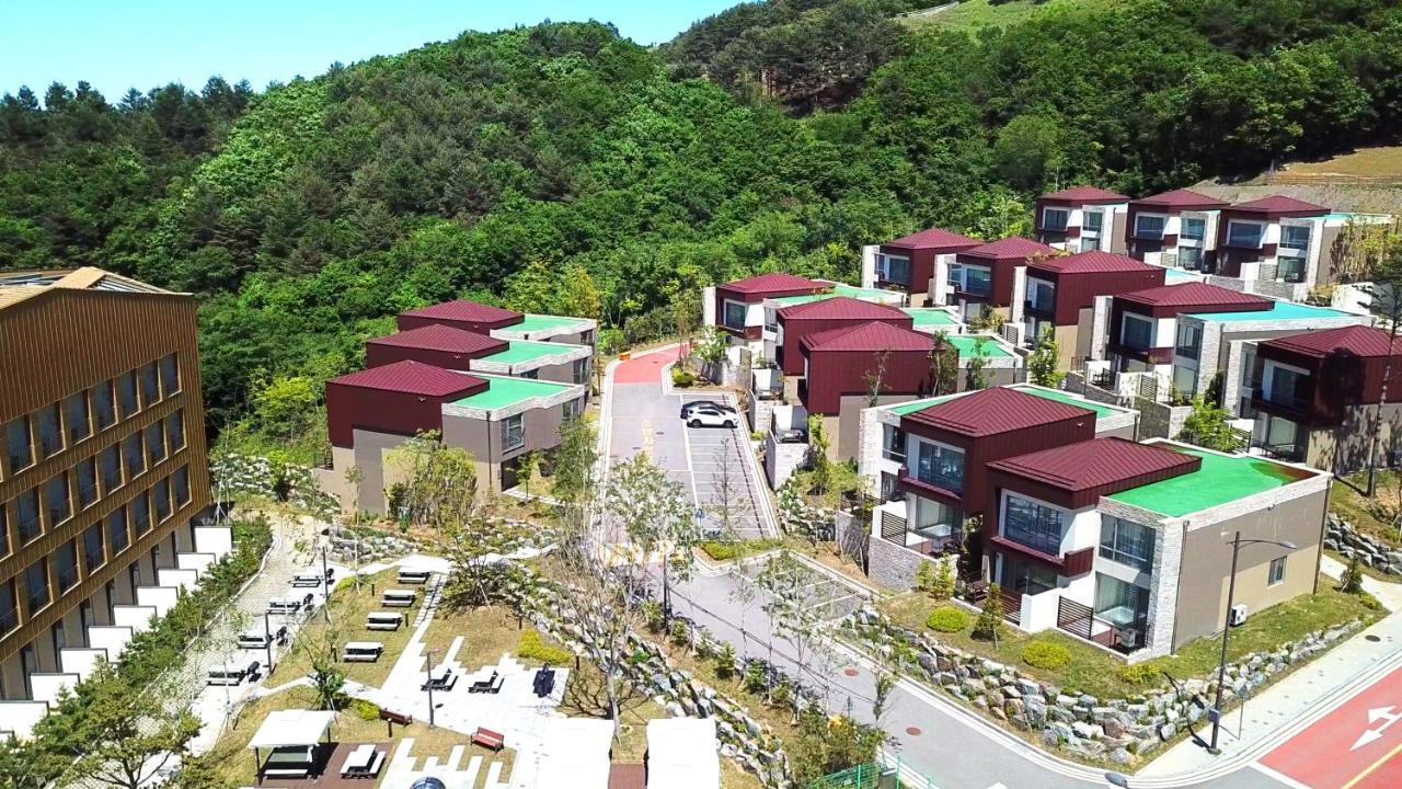 Ramada Hotel & Suite By Wyndham Gangwon Пьончан Екстериор снимка