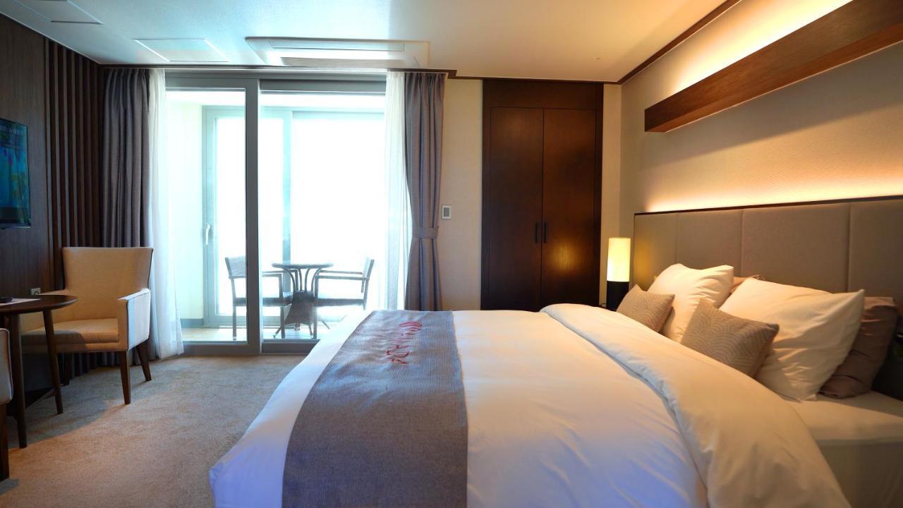 Ramada Hotel & Suite By Wyndham Gangwon Пьончан Екстериор снимка