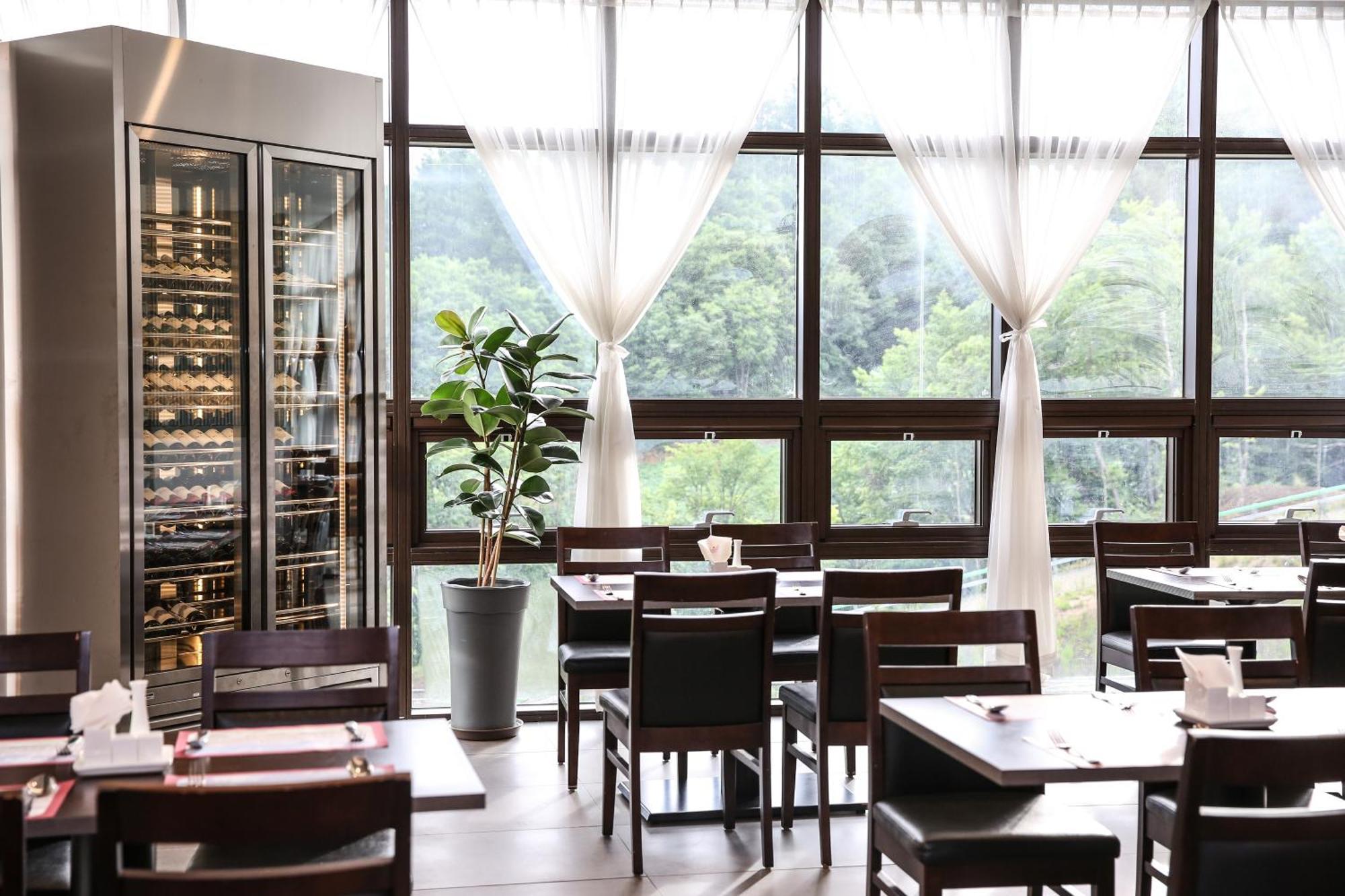 Ramada Hotel & Suite By Wyndham Gangwon Пьончан Екстериор снимка