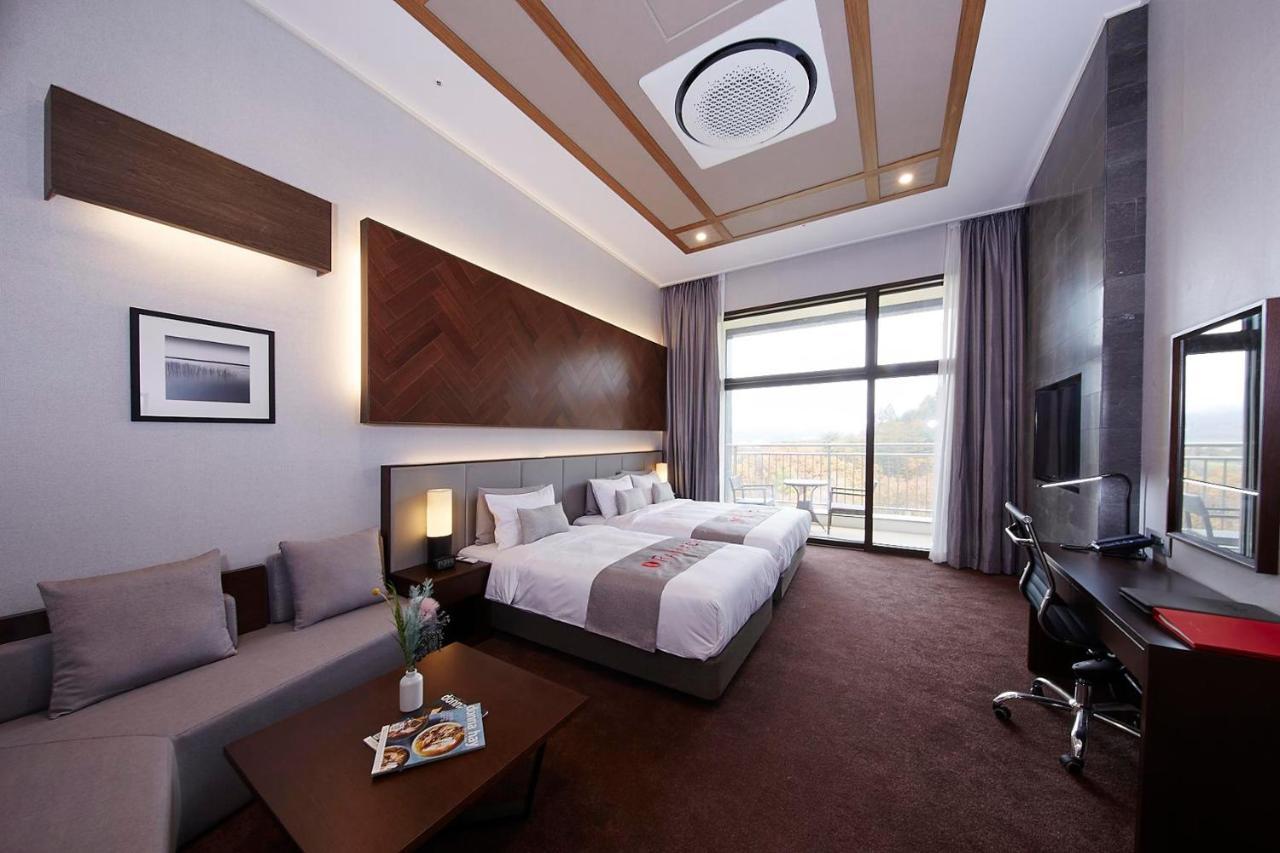 Ramada Hotel & Suite By Wyndham Gangwon Пьончан Екстериор снимка