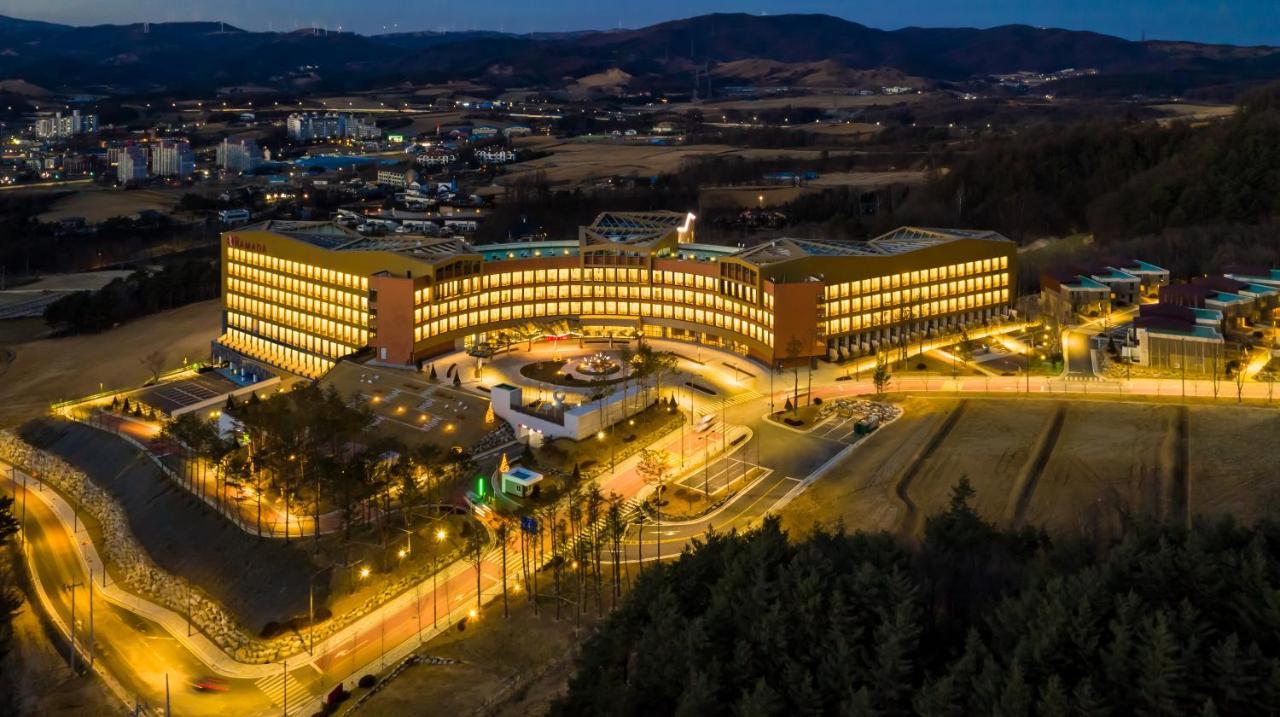 Ramada Hotel & Suite By Wyndham Gangwon Пьончан Екстериор снимка