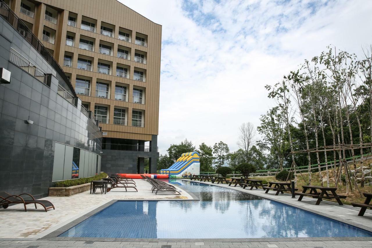 Ramada Hotel & Suite By Wyndham Gangwon Пьончан Екстериор снимка