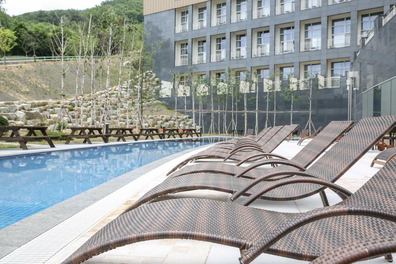Ramada Hotel & Suite By Wyndham Gangwon Пьончан Екстериор снимка